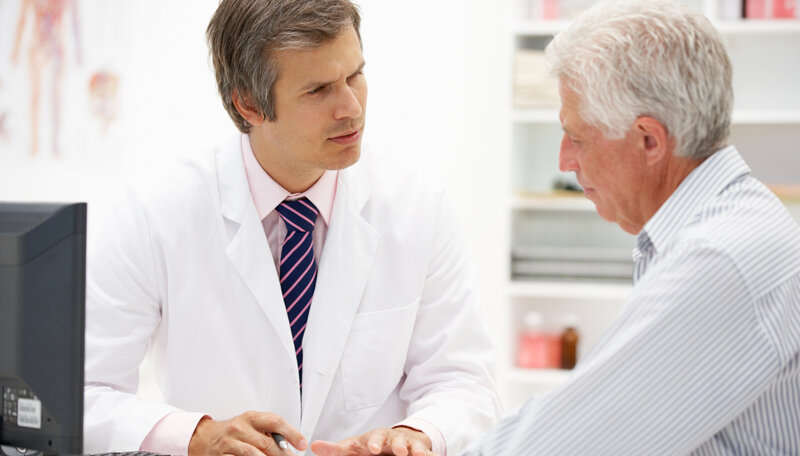 Nowotwory u osób starszych – starszy mężczyzna na wizycie u lekarza